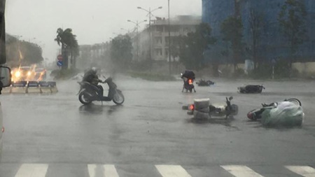 Cảnh báo mưa dông và gió giật mạnh tại khu vực Hà Nội