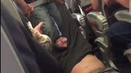 United Airlines mất hơn 200 triệu USD sau vụ kéo hành khách khỏi máy bay