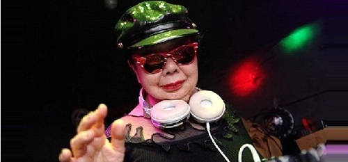 Hóa ra cụ bà 82 tuổi bán bánh bao lại là DJ nổi tiếng Nhật Bản