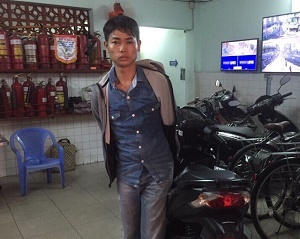 Bị truy đuổi, tên cướp táo tợn đạp vào xe trinh sát