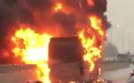 Xe giường nằm đang chạy bỗng bốc cháy ngùn ngụt, 4 người may mắn thoát nạn