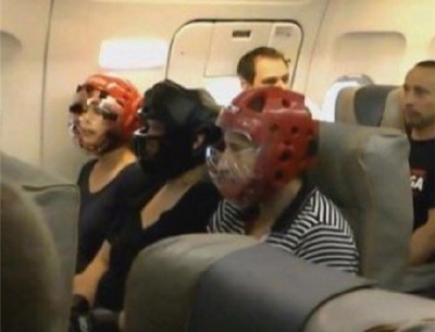 Hành khách United Airlines đội mũ bảo hiểm lên máy bay vì sợ bị đánh ?