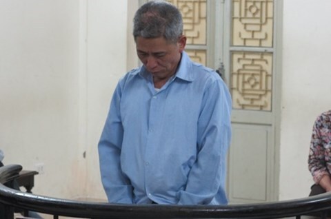 Người đàn ông tưới xăng đốt 