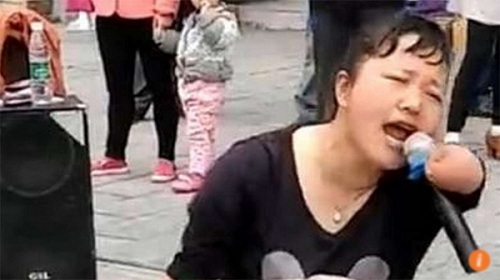 Người mẹ bất ngờ tìm thấy con gái mất tích 15 năm qua clip hát rong trên mạng