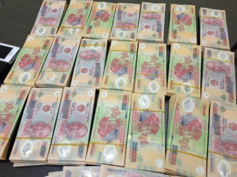 Bắt quả tang thanh niên dùng 60 triệu tiền thật để mua 340 triệu tiền giả