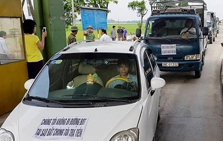 Hàng trăm phương tiện tập trung phản đối trạm thu phí BOT Cầu Rác