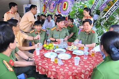 Lãnh đạo Bộ Công an viếng đám tang thiếu tá CSGT bị xe tải cán tử vong