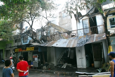 Cháy lớn ở Sài Gòn, mẹ ôm con 2 tuổi nhảy từ trên lầu xuống đất