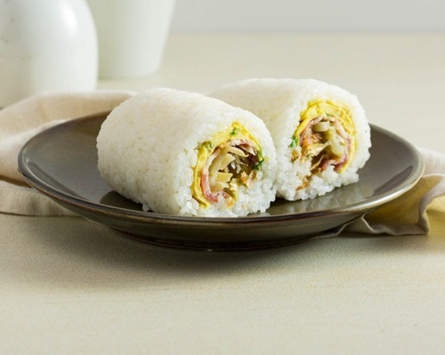 Cơm cuộn thịt trứng cho bữa ăn gọn nhẹ mà vẫn ngon miệng