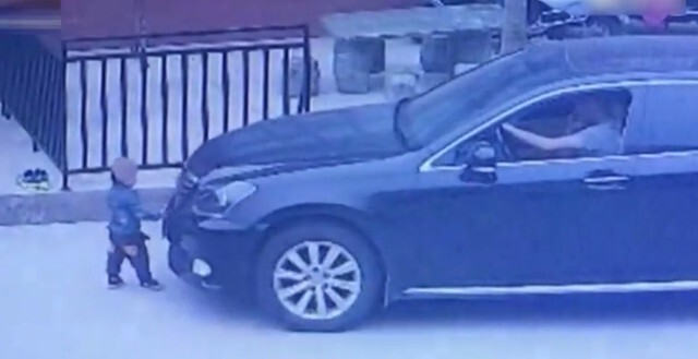 Kinh dị cảnh lái xe mải xem điện thoại, đâm ngang người đứa bé mà không chết