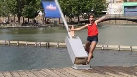 'Vũ nữ' lĩnh đủ vì mải mê múa 'cột điện'