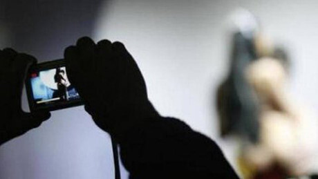 Điều tra vụ 3 thiếu niên quay lén nữ sinh để tống tiền 