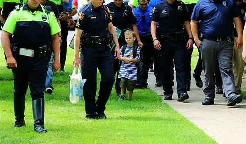 Sự thật phía sau hình ảnh bé 4 tuổi đi khai giảng, 18 nhân viên cảnh sát âm thầm theo sau