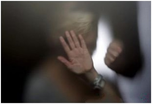 Bắt quả tang thanh niên giở trò đồi bại với bé gái