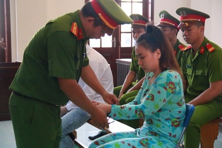 Đôi tình nhân thuê người tạt axit khiến nữ sinh bị hỏng mắt phản cung khi hầu tòa