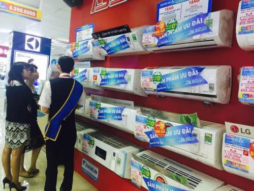 Người dân đổ xô đi mua điều hòa, xếp hàng 3 ngày mới được lắp đặt