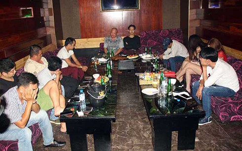 Bắt quả tang 17 dân chơi từ Sài Gòn xuống Cần Thơ 