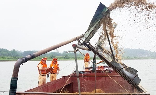 Hà Tĩnh: Bắt giữ sà lan khai thác cát trái phép trên sông Ngàn Sâu
