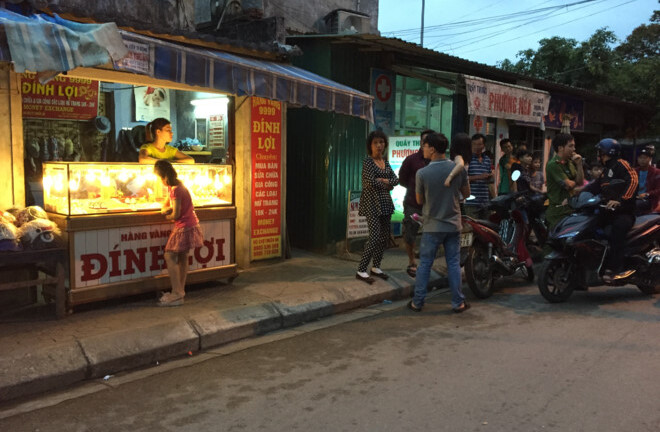 Vờ mua quà cưới, thanh niên cướp vòng vàng ngay trước mặt chủ tiệm