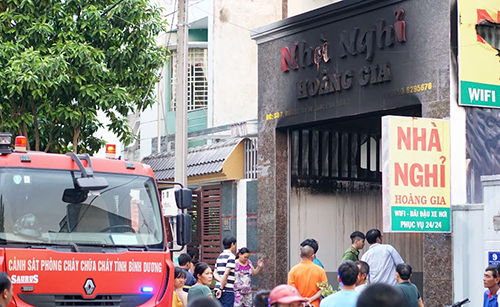 Lửa bốc cháy dữ dội trong nhà nghỉ, khách đập cửa kính thoát thân