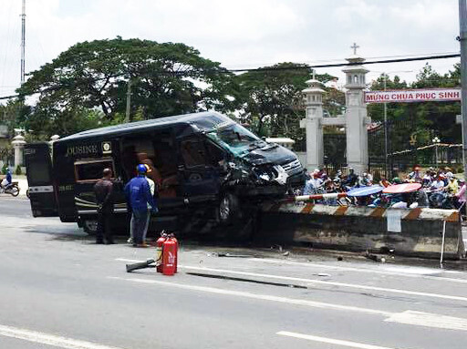 Đâm vào xe tải, xe Limousine lao lên dải phân cách bốc cháy