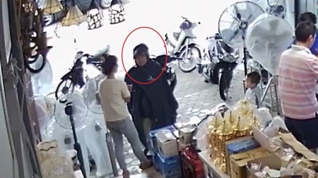 Trích xuất camera truy tìm người đàn ông mặc áo mưa trộm ví người mua hàng