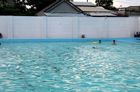 Tắm ở hồ bơi, nam sinh lớp 5 bị đuối nước