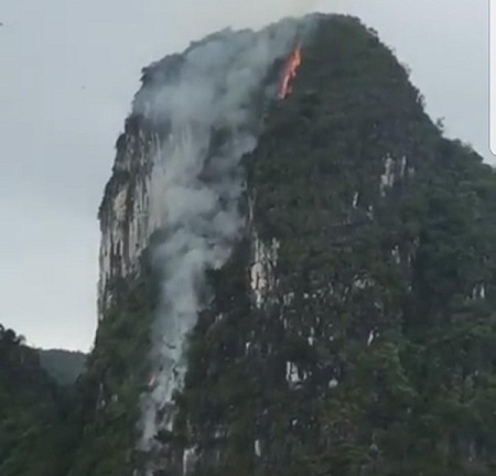 Video: Núi đá giữa vịnh Hạ Long bất ngờ bốc cháy nghi ngút