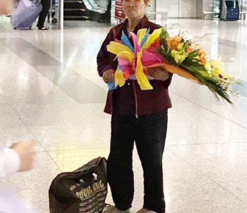 Rơi nước mắt với hình ảnh mẹ nghèo mua bó hoa 500 nghìn chờ tặng con ở sân bay