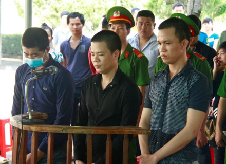 Đập tủ kính cướp tiệm vàng giữa ban ngày, nhóm thanh niên lãnh 35 năm tù