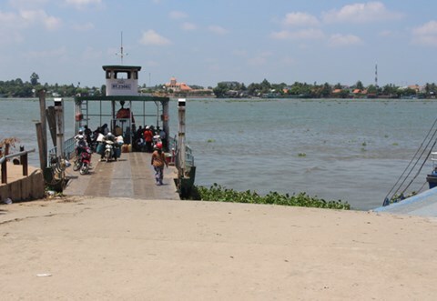 Mẹ ôm con gieo mình xuống sông Hậu