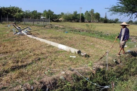 Đổ trụ điện trung thế, 2 công nhân thương vong