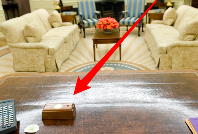 Giải mã chiếc nút đỏ trên bàn làm việc của Tổng thống Trump