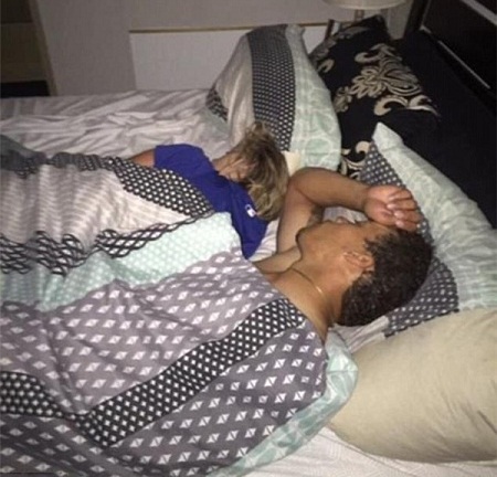 Phát hiện bạn gái ôm trai lạ ngủ trên giường, chàng trai bình tĩnh mang điện thoại ra selfie cùng