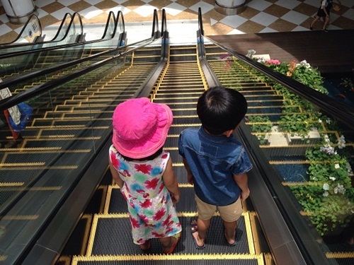 10 nguyên tắc vàng cha mẹ cần lưu ý khi cho con đi thang cuốn