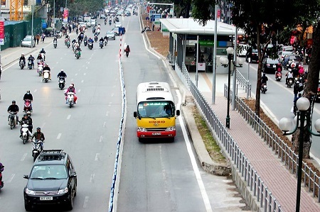 Hà Nội thí điểm cho xe buýt thường chạy vào làn BRT