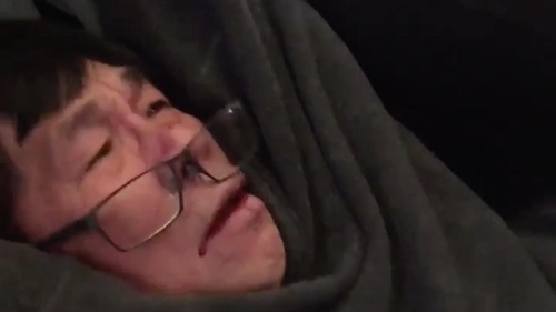 CEO United Airlines nói vụ kéo lê bác sĩ David Dao do 