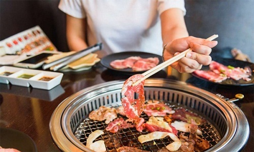 Tranh trả tiền khi đi ăn đồ nướng, cặp đôi lao vào đánh nhau đến mức phải nhập viện