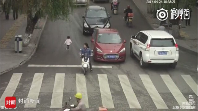 Bé gái 2 tuổi lọt dưới gầm 2 ô tô đang chạy mà vẫn sống sót