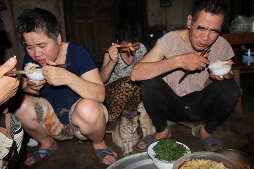 Rơi nước mắt chuyện người mẹ già muốn cho 6 con dại ăn một bữa thật no rồi uống thuốc độc cùng chết