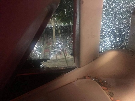 Xe khách bị ném đá trên quốc lộ, hàng chục hành khách hoảng loạn