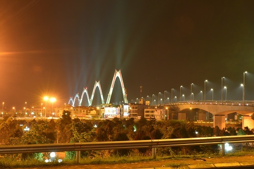 Cầu Nhật Tân lung linh trong