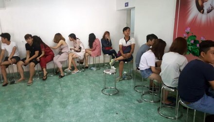 Bắt quả tang nhóm dân chơi đang 