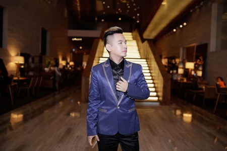 Việt Quang bất ngờ xuất hiện lịch lãm trên thảm đỏ sau thời gian 