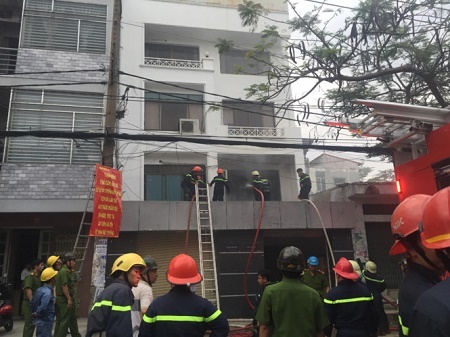 Nhà 3 tầng bốc cháy ngùn ngụt, cảnh sát đập cửa chữa cháy