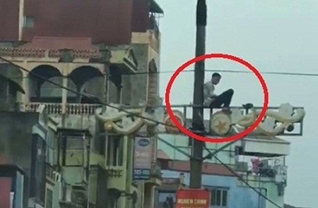 Giải cứu nam thanh niên nghi ngáo đá vắt vẻo trên cột điện