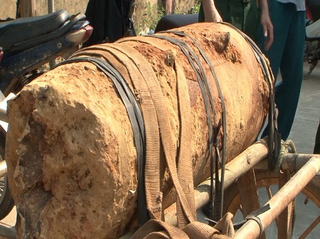 Liều lĩnh chở quả bom nặng 300kg còn nguyên kíp nổ đi bán