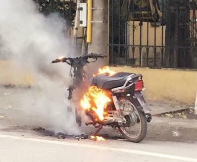Khống chế thanh niên xăm trổ châm lửa đốt xe máy sau khi vi phạm giao thông