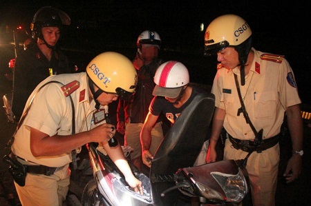 Bắt gọn 2 giang hồ đi đòi nợ, xịt hơi cay chống đối cảnh sát