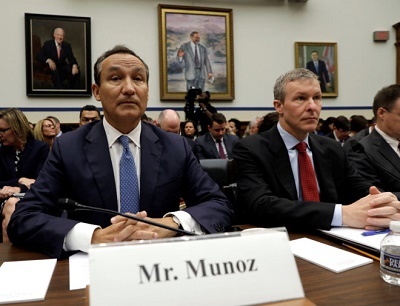 CEO United Airlines xin lỗi quốc hội Mỹ về vụ kéo lê bác sỹ David Dao